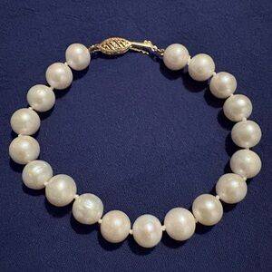 Classic Pearl Bead Bracelet in Ivory with Gold Clasp